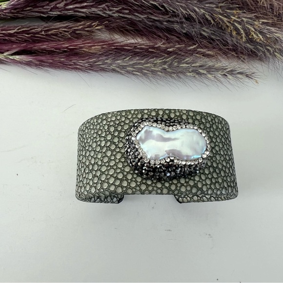 Green Gray Sting Ray Leather w Baroque Pearls Rhinestone Boho Cuff Bracelet NWT - Picture 3 of 11